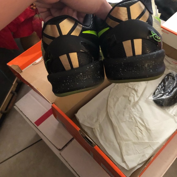 Kobe 8 GS “Christmas “ - Picture 3 of 8